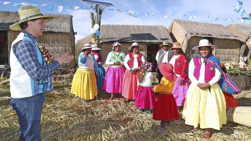 Puno: MEM lleva energía eléctrica para 800 familias de islas flotantes de los Uros