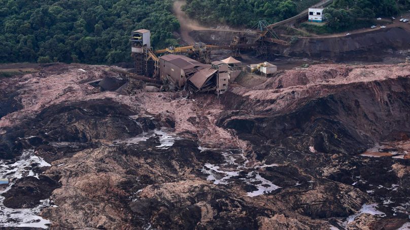 Restringen construcción de represas minerales en Brasil