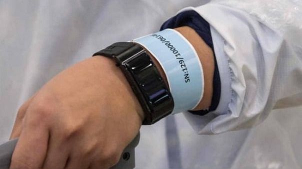 Covid-19: ingenieros peruanos inventan brazalete para evitar tocarse la cara
