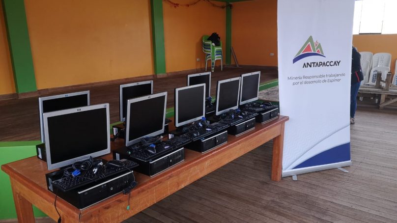 Cusco: minera Antapaccay dona computadoras y alimentos para comunidad de Paccopata