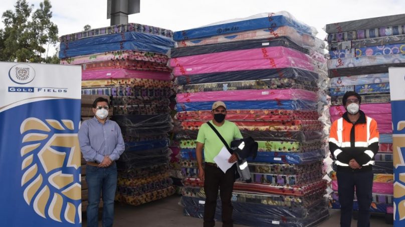 Minera Gold Fields dona colchones y camas para hualgayoquinos que retornan a su tierra natal
