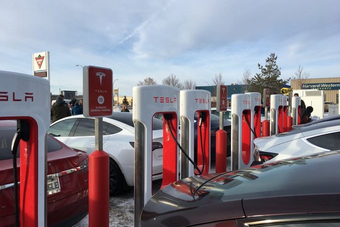 Tesla negocia compra de níquel bajo en carbono de Canadá