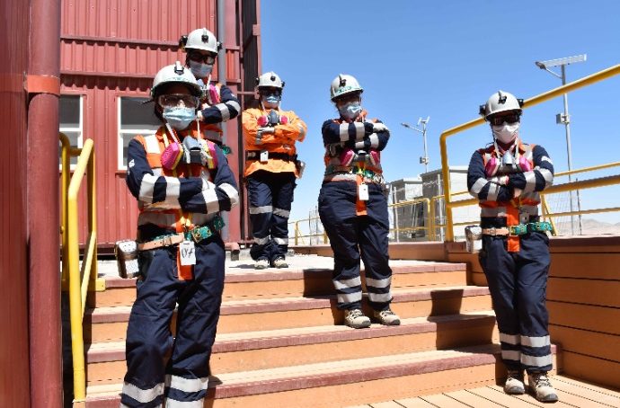 Mina Chuquicamata da la bienvenida a su primer equipo de jóvenes mujeres del programa «Aprendices»