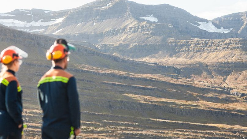 Alcoa se une a las empresas del metal en su compromiso de eliminar las emisiones para 2050