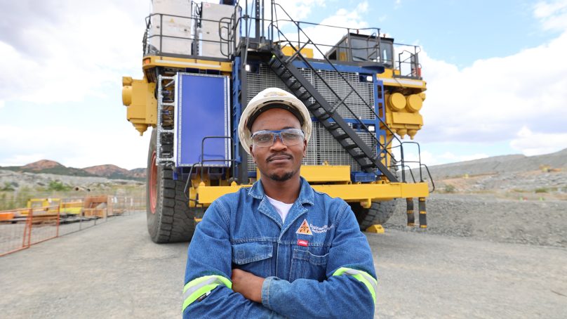 Él es Alex Tumisang Lekgaue, el primer y único operador de camiones mineros a hidrógeno con licencia, y es parte de Anglo American