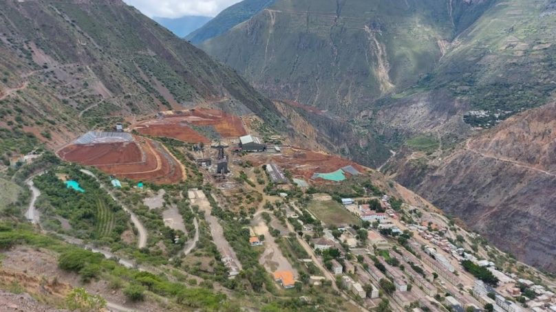 Mina Cobriza: trabajadores manifestaron que no encuentran explicación a la posición de la alcaldesa Yanet Meza