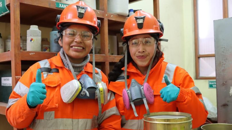 Dos jóvenes mujeres cayllominas ingresan a Minera Bateas tras recibir becas de estudio