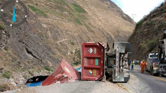 Carretera Central: OEFA supervisa derrame de concentrado de zinc ocasionado por volcadura de un camión