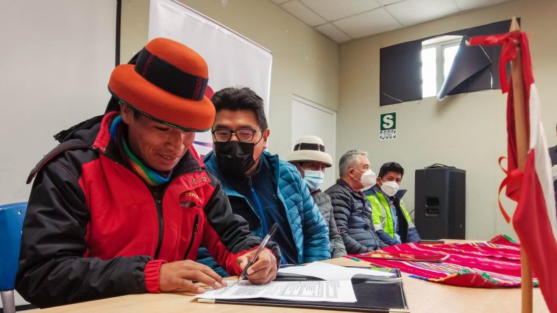 Contrato entre Las Bambas y empresa comunal Apu Llallawa estará vigente por cinco años. Servicio será prestado con una flota de 50 camiones