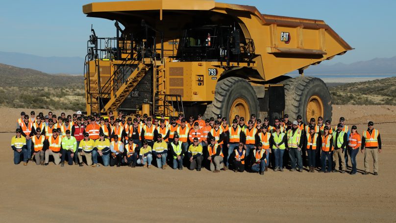 Caterpillar demuestra las ventajas de un camión 793 eléctrico y a batería a clientes como BHP, Newmont, Freeport, Rio Tinto y Teck